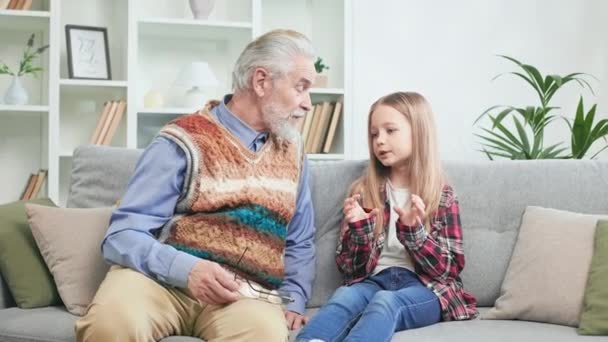 Menina Loira Cabelos Compridos Conversando Com Avô Sobre Vida Diária — Vídeo de Stock