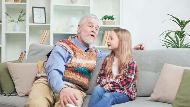 Mądry Biały Dzieciak Opowiadający Piękny Wiersz Nauczony Pamięć Kochającemu Dziadkowi — Wideo stockowe