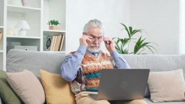 Bilge, gri saçlı adam evdeki kablosuz bilgisayarı kullanarak yeni bir elektronik kitap üzerinde çalışıyor. Odaklanmış erkek yazar yazmaya başlamadan önce gözlük takıyor ve düşüncelerle bir araya geliyor..