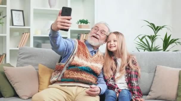 Heureux Grand Père Dans Les Lunettes Tenant Smartphone Main Faire — Video
