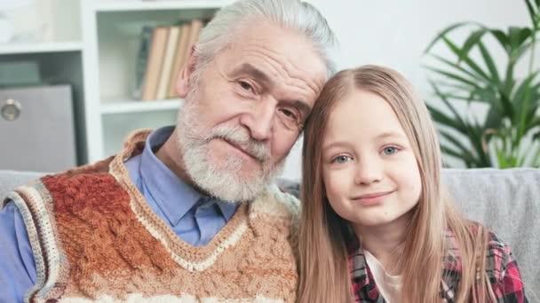 Zamknij Portret Kochającego Dziadka Uroczą Wnuczką Przytulającą Się Siebie Pozującą — Wideo stockowe