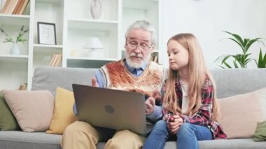 Altın saçlı kız ve ilgili büyükbaba evdeki yumuşak kanepede dinlenirken eski eğitim filmlerini kablosuz bilgisayarda izliyorlar. Bilge emekli ilginç entrikalar ve hareketli eller tartışıyor.