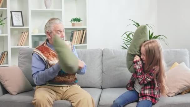 Avô Criança Despreocupados Descansando Sofá Aconchegante Brincando Jogando Travesseiros Outro — Vídeo de Stock