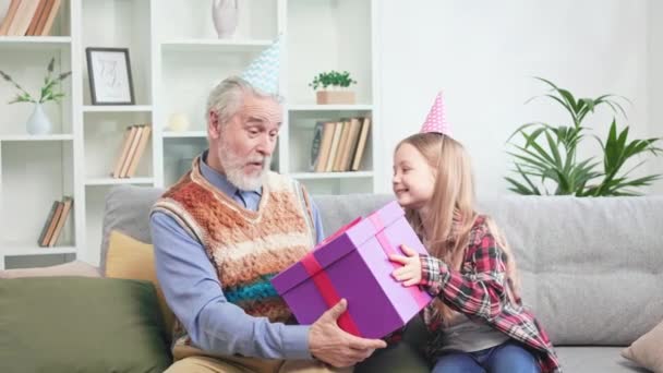 Mooi Klein Meisje Geeft Mooie Geschenkdoos Aan Kostbare Grootvader Terwijl — Stockvideo