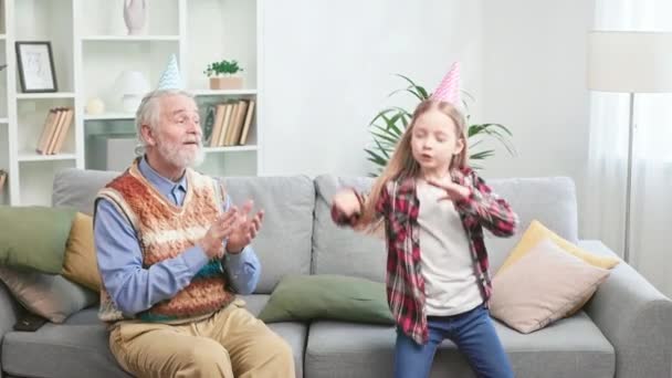 Jovem Brincalhona Com Cone Aniversário Cabeça Dançando Como Uma Estrela — Vídeo de Stock