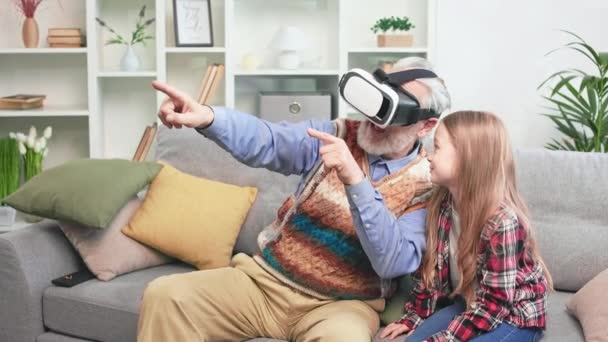 Valkoihoinen Vanhempi Herrasmies Pieni Lapsenlapsi Syventynyt Futuristinen Virtuaalitodellisuus Seikkailu Pelejä — kuvapankkivideo