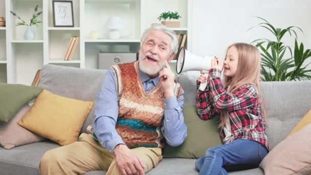 Pensionista Cabelos Grisalhos Fazendo Expressões Faciais Engraçadas Enquanto Pequena Menina — Vídeo de Stock