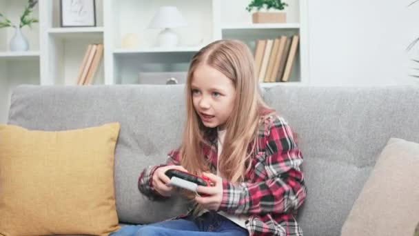 Dlouhovlasá Energická Dívka Povalující Šedé Pohovce Hrající Videohry Konzoli Soustředěné — Stock video