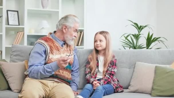 Avô Curioso Segurando Óculos Mão Tendo Agradável Conversa Sincera Com — Vídeo de Stock