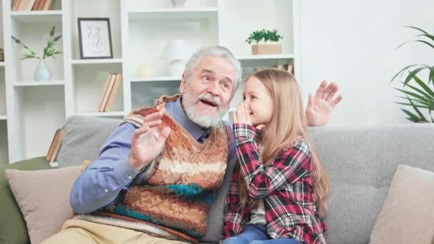 Menina Alegre Camisa Quadriculada Dizendo Pouco Segredo Querido Avô Criança — Vídeo de Stock