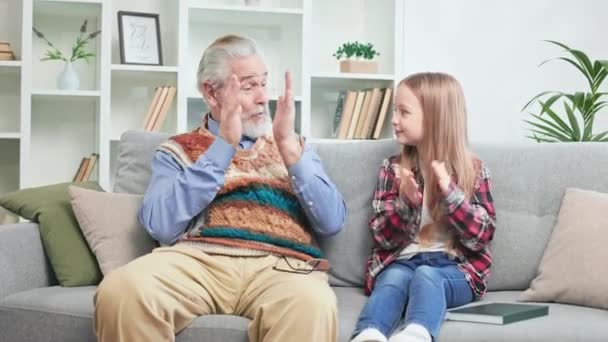 Χαρούμενος Παππούς Και Εγγονή Τραγουδούν Και Χειροκροτούν Ευρύχωρο Και Κομψό — Αρχείο Βίντεο