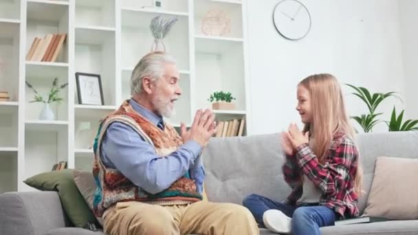 Carinhoso Avô Passar Fim Semana Com Pequena Neta Divertindo Juntos — Vídeo de Stock