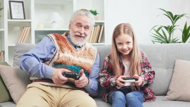 Aufgeregt Wetteifern Opa Und Enkel Konsolen Videospiel Hellen Wohnzimmer Gegeneinander — Stockvideo