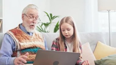 Kaygısız son sınıf öğrencisi ve değerli torunu rahat bir kanepede dinlenirken kişisel bilgisayarında video görüşmesi yapıyor. Karizmatik emekliler eski dostlarını çevrimiçi görünce şaşırdılar..