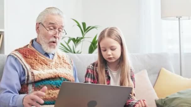 Zorgeloze Senior Man Met Kostbare Kleindochter Voeren Videogesprek Personal Computer — Stockvideo