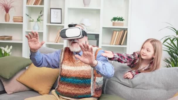 Tyylikäs Moderni Isoisä Tyttärentytär Pelaa Yhdessä Mielenkiintoisia Pelejä Käyttäen Virtuaalitodellisuus — kuvapankkivideo
