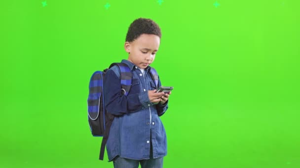 Зосереджений Афроамериканець Рюкзаком Допомогою Мобільного Телефону Студії Передній Погляд Концентрованого — стокове відео