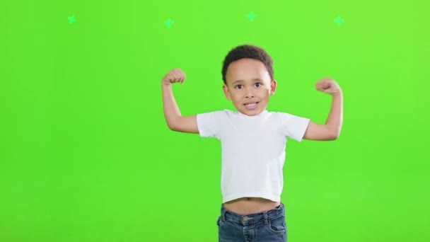 Een Kleine Afro Amerikaanse Jongen Die Kracht Demonstreert Terwijl Hij — Stockvideo