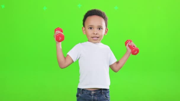 Lustiger Afrikanisch Amerikanischer Kleiner Junge Weißen Shirt Der Mit Hanteln — Stockvideo