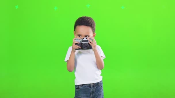 Zabawny Mały Chłopiec Białej Koszulce Trzymający Retro Rocznik Aparat Fotograficzny — Wideo stockowe