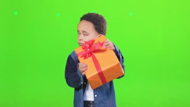Nieuwsgierige Jarige Jongen Schudden Geschenkdoos Denken Wachten Vakantie Studio Vooraanzicht — Stockvideo