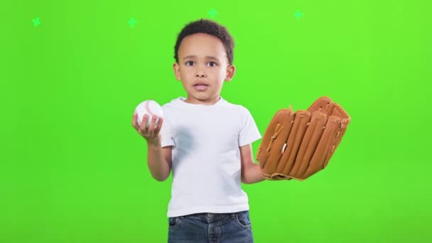 Roztomilý Mladý Africký Americký Chlapec Baseballové Rukavici Pózuje Míčem Studiu — Stock video