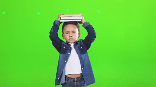 Poważny Mały Uczeń Niosący Stertę Książek Głowie Studiu Widok Przodu — Wideo stockowe