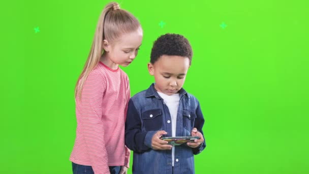Gelukkig Gerichte Kinderen Scrollen Scherm Van Digitale Tablet Binnen Vooraanzicht — Stockvideo