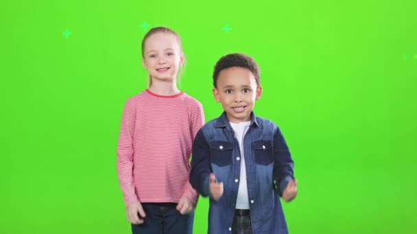 Wesoły Wielorasowe Dzieci Przyjaciele Pokazując Kciuk Kamery Stojąc Studio Pierwszy — Wideo stockowe