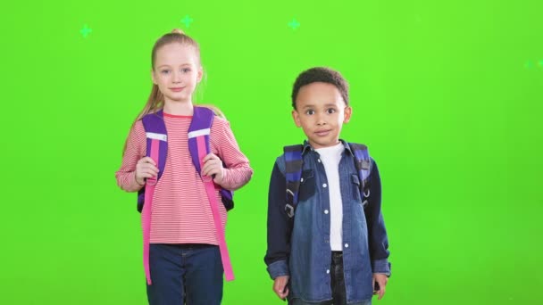Mooie Lachende Kinderen Met Een Glimlachende Rugzak Terwijl Binnen Poseren — Stockvideo