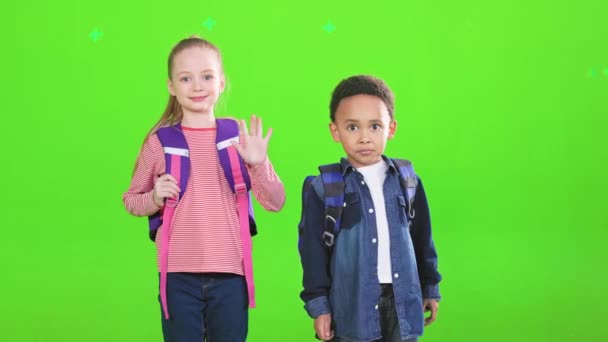 Leuke Kleine Kinderen Met Schooltassen Begroeting Gedag Zeggen Tegen Camera — Stockvideo