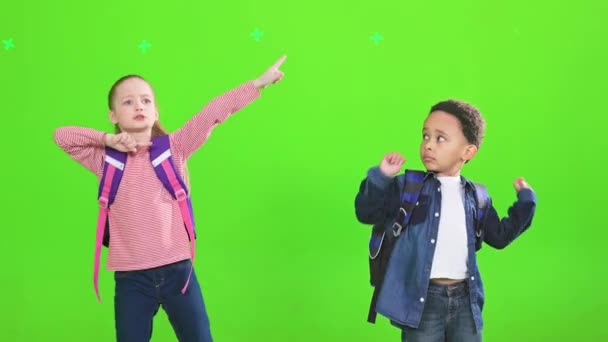 Возбужденные Многорасовые Дети Школьными Сумками Танцуют Поднимают Руки Вместе Движении — стоковое видео
