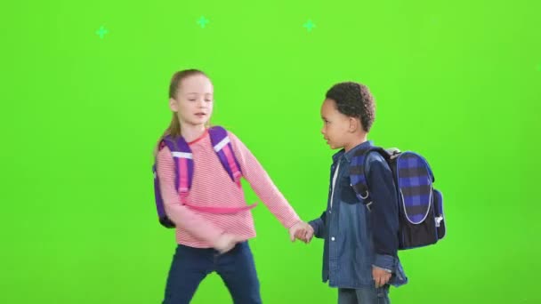 Χαρούμενα Παιδιά Που Χορεύουν Κρατιούνται Χέρι Χέρι Έτοιμα Για Σχολείο — Αρχείο Βίντεο