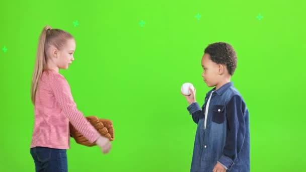 Twee Gefocuste Multiraciale Kinderen Die Samen Honkbal Spelen Studio Zijaanzicht — Stockvideo