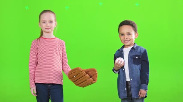 Boldog Kisfiú Lány Pózolnak Baseball Felszereléssel Stúdióban Elölnézetben Vidám Multiracionális — Stock videók