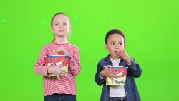 Poważnie Miły Wielorasowy Chłopak Dziewczyna Jedzący Chipsy Razem Studio Przodu — Wideo stockowe