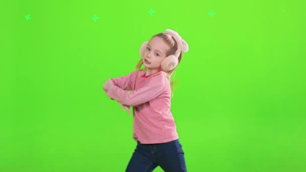Κομψό Χαριτωμένο Κοριτσάκι Χορεύει Διπλωμένα Χέρια Πηδάει Στο Στούντιο Μπροστά — Αρχείο Βίντεο