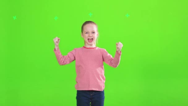 Веселая Маленькая Девочка Хвостом Поднимающим Руки Показывающая Кулаки Радости Помещении — стоковое видео