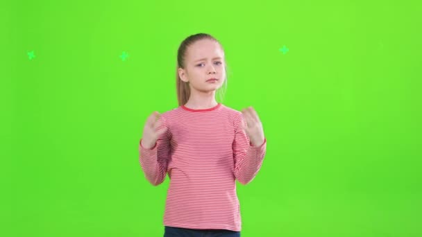 混乱の中で肩をすくめるかなり白人の少女 スタジオに立っている間 緑のスタジオの背景に隔離された困惑若い女性の子供の手を広げてのフロントビュー ジェスチャーの概念 — ストック動画