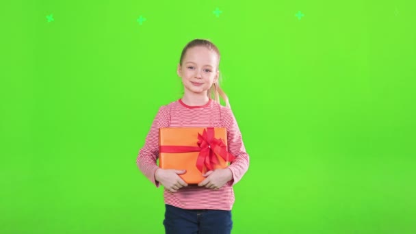 Iloinen Pikkutyttö Halaamassa Koristeltua Lahjapakkausta Hymyillen Kameralle Edessä Näkymä Onnellinen — kuvapankkivideo