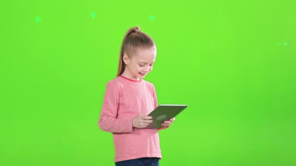 Lächelndes Mädchen Mit Digitalem Tablet Während Studio Steht Seitenansicht Des — Stockvideo