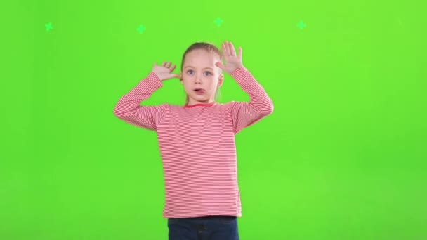 Zabawna Urocza Dziewczyna Robi Śmieszne Miny Patrząc Kamerę Studio Ładna — Wideo stockowe