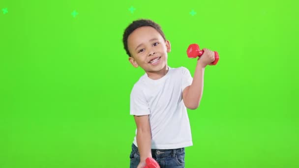 Motivierter Frühchen Junge Shirt Der Studio Mit Hanteln Trainiert Lächelndes — Stockvideo
