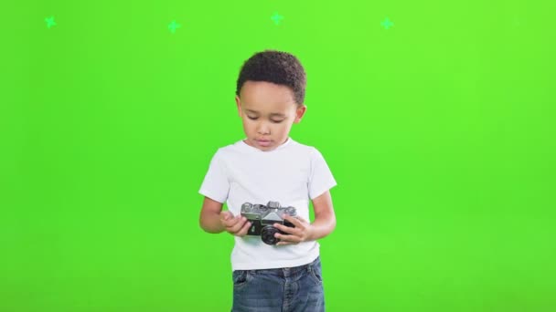 Skupiony Chłopiec Shircie Badający Retro Klasyczną Kamerę Fotograficzną Studio Widok — Wideo stockowe