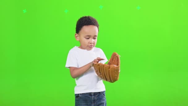 Забавный Африканский Мальчик Играет Бейсбольную Перчатку Мяч Студии Вид Сфокусированного — стоковое видео