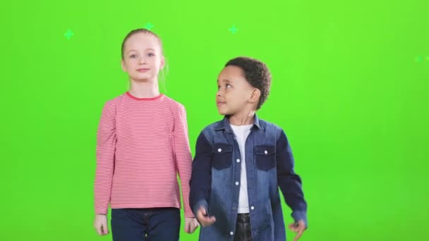 Jeunes Amis Multiraciaux Enfants Montrant Pouces Vers Haut Tout Souriant — Video