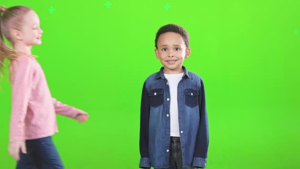 Όμορφο Καυκάσιο Κορίτσι Πλησιάζει Μικρό Αφροαμερικανό Αγόρι Και Αγκαλιάζεται Στο — Αρχείο Βίντεο