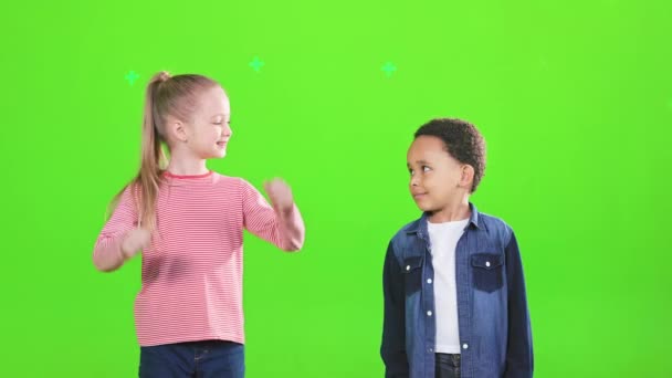Wesołe Dzieciaki Podnoszące Pięści Pokazujące Zwycięski Gest Studiu Widok Przodu — Wideo stockowe