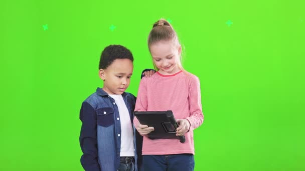 Skupione Dzieciaki Patrzące Ekran Tabletu Cyfrowego Ruchu Widok Przodu Skoncentrowany — Wideo stockowe