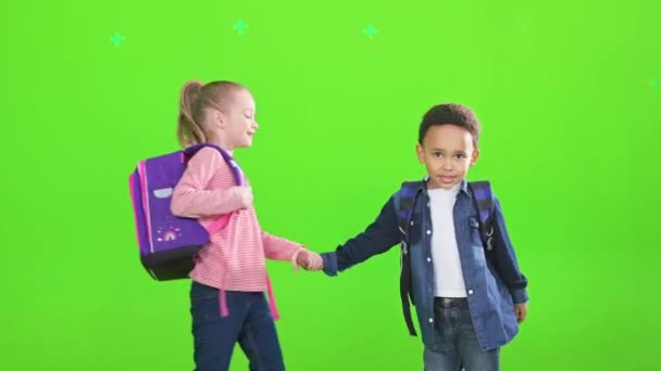 Lustige Kleine Schulkinder Tanzen Wackeln Halten Die Hände Studio Zusammen — Stockvideo